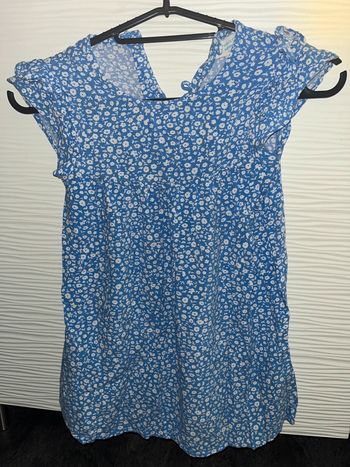 Robe bleue à fleurs blanches