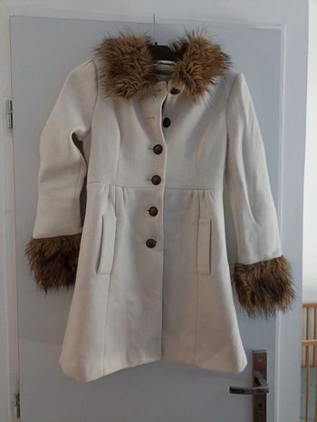 Manteau avec fausse fourrure au col et aux manches