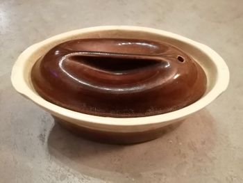 petite terrine avec son couvercle marron et écru