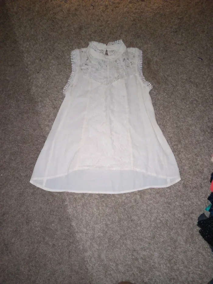 Woman's white top