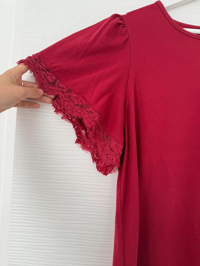 Haut t-shirt rouge framboise à manches courtes volants en dentelle col rond - photo numéro 2