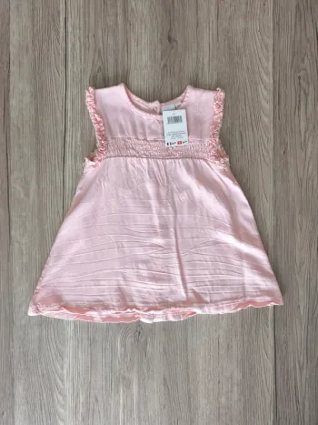 Robe d'été rose clair avec pressions dans le dos