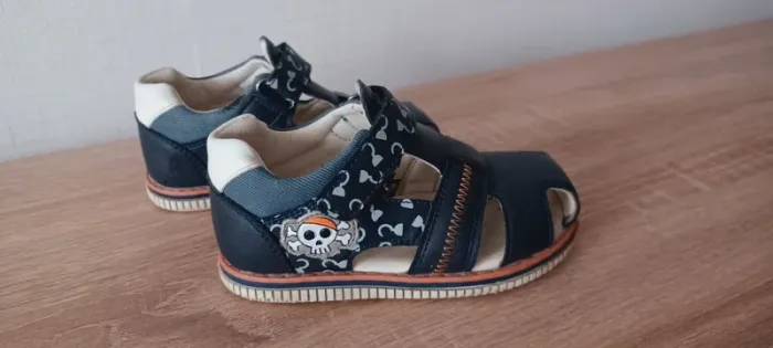 Sandales garçon tête de mort pirate taille 25 - photo numéro 2