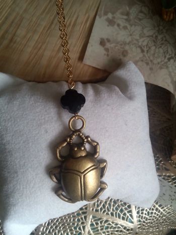 Collier scarabé et trèfle en obsidienne noire naturelle