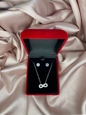 Collier et boucle avec écrin
