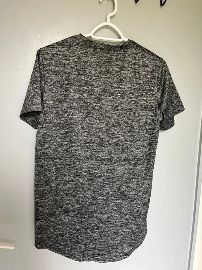 Teeshirt gris et noir - photo numéro 4