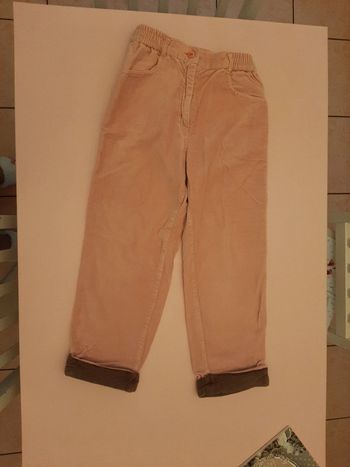 Pantalon fille velours ras tout doux et côtelé  en bas des jambes .rose et marron rebrodé en bas