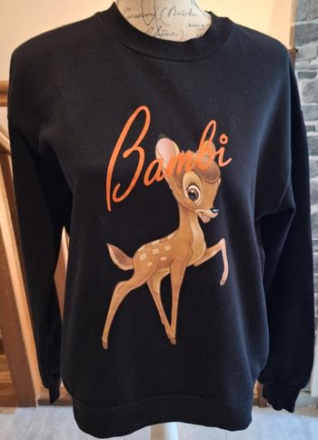 Pull noir avec un grand imprimé bambi
