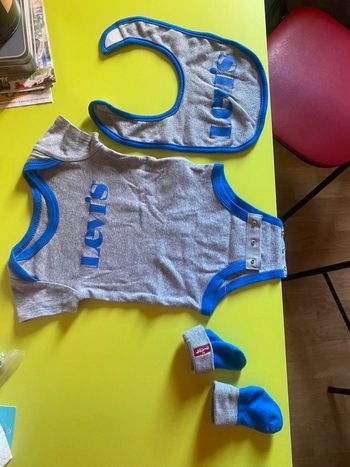 Vends ensemble body bavoir chaussette Lévis