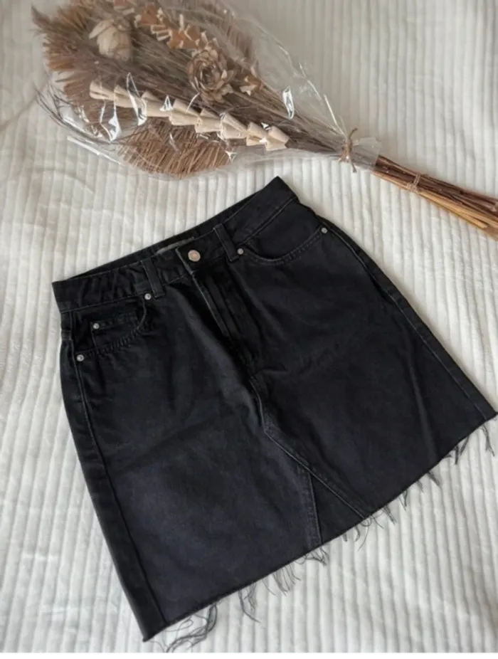 Mini-jupe en jean noir - effet délavé vintage