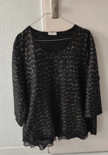 Haut noir doré T48