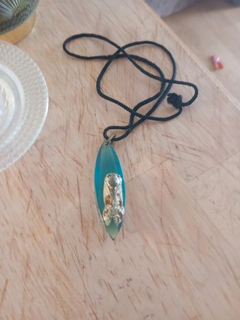 Pendentif en résine vintage