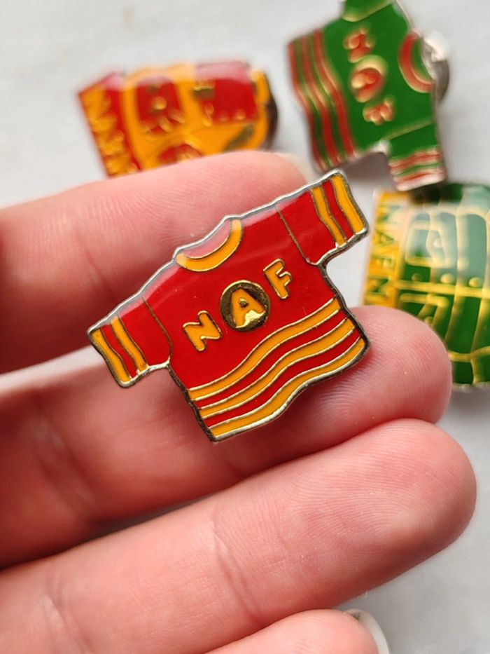 Lot de 4 pin's Naf naf vintage - photo numéro 2