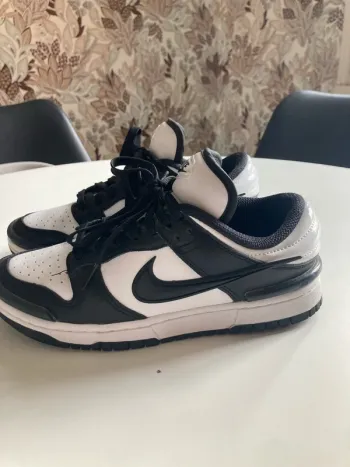 Basket Nike Dunk Low noir et blanche
