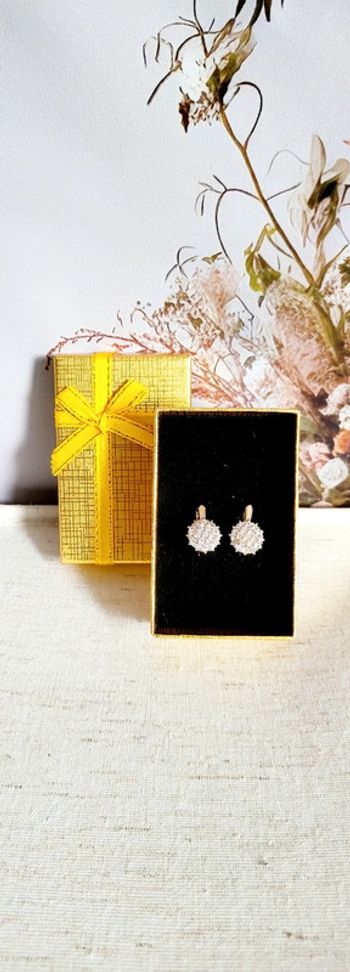 Boucles d’oreilles rondes dorées à strass – effet fleur scintillante + boîte cadeau