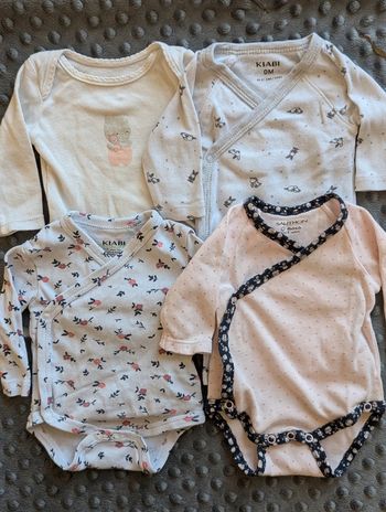 Lot de 4 bodies taille 0 mois - Obaibi, Sauthon & Kiabi. Motifs lapin, chat et fleurs