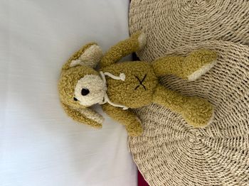 doudou chien bouclettes croix ventre 