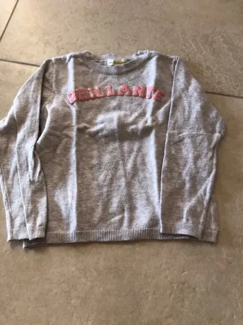 Pull gris avec inscription à paillettes