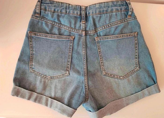 10 € Short Kiabi taille 32 - photo numéro 2
