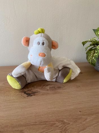 Doudou singe marron beige vert mouchoir sucre d orge