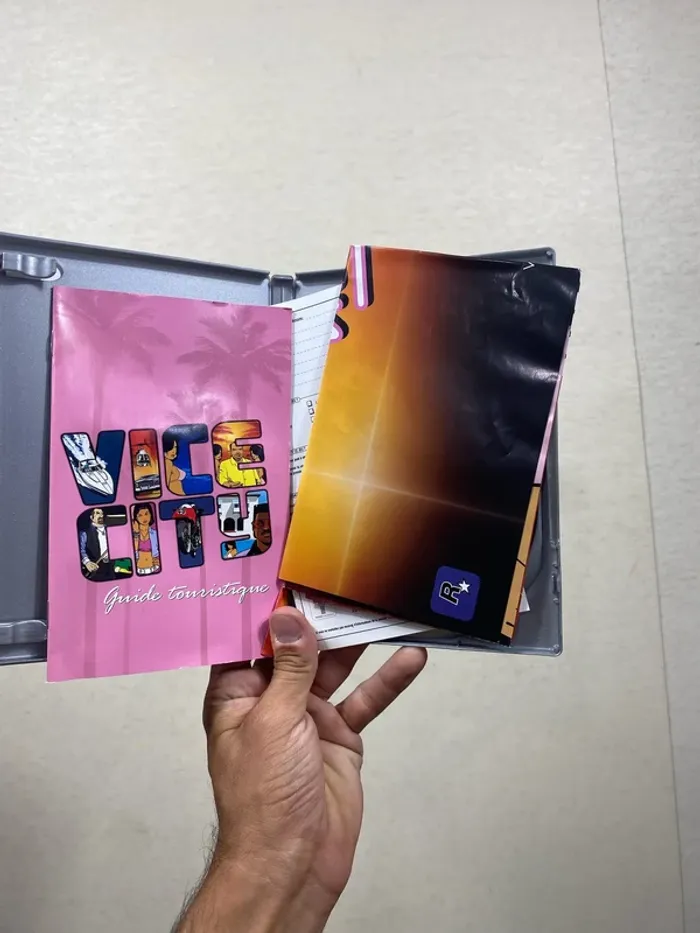 Jeu PlayStation 2 – Grand Theft Auto: Vice City (Platinum)  Complet avec notice et guide - photo numéro 5