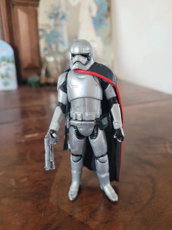 Vends figurine hasbro starwars capitain phasma