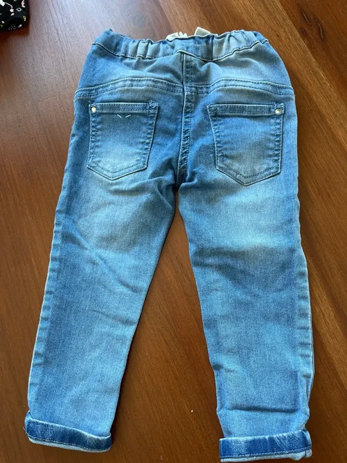 Lot de 3 jeans taille 2 ans très bon état. - photo numéro 9