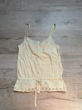 Débardeur jaune pastel à fines bretelles – Détails brodés