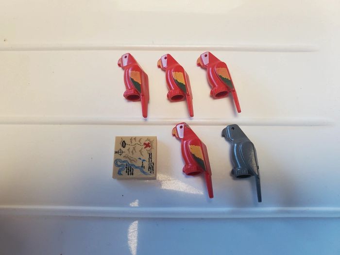 Lego perroquet et carte.