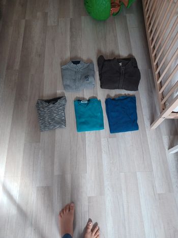Lot de pulls et de gilets pour garçon