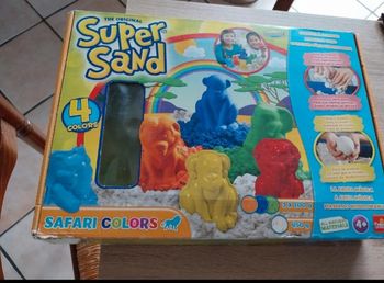 Super sand thème safari animaux Super sand thème safari
3 animaux à fabriquer en 4 couleurs différentes 
Le sachet vert n'a pas été ouvert. Le blanc, le orange et le bleu ont été ouvert.