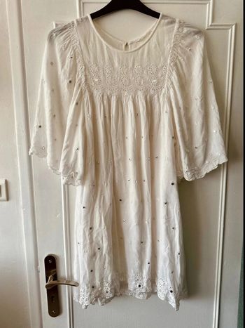 Robe courte oversize manches courtes avec broderies blanc taille M Mango