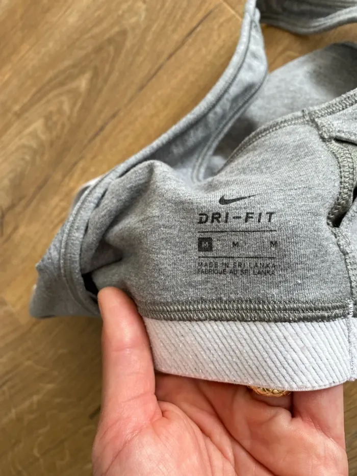💥 Brassière Nike Dry-Fit Grise – Taille M – Ultra Confort & Style – Parfait État - photo numéro 3