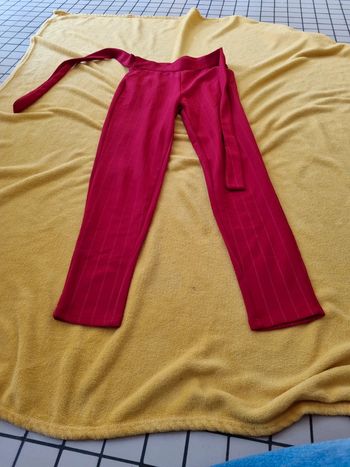 Pantalon rouge raye