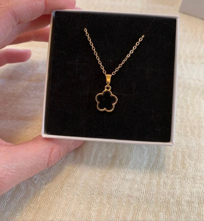 Collier trèfle noir doré en plaqué acier chaîne réglable