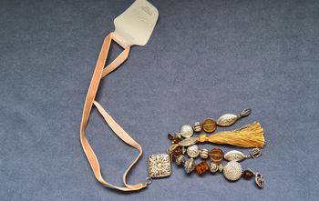 Sautoir velours couleur miel, perles métal vieilli, et breloques miel