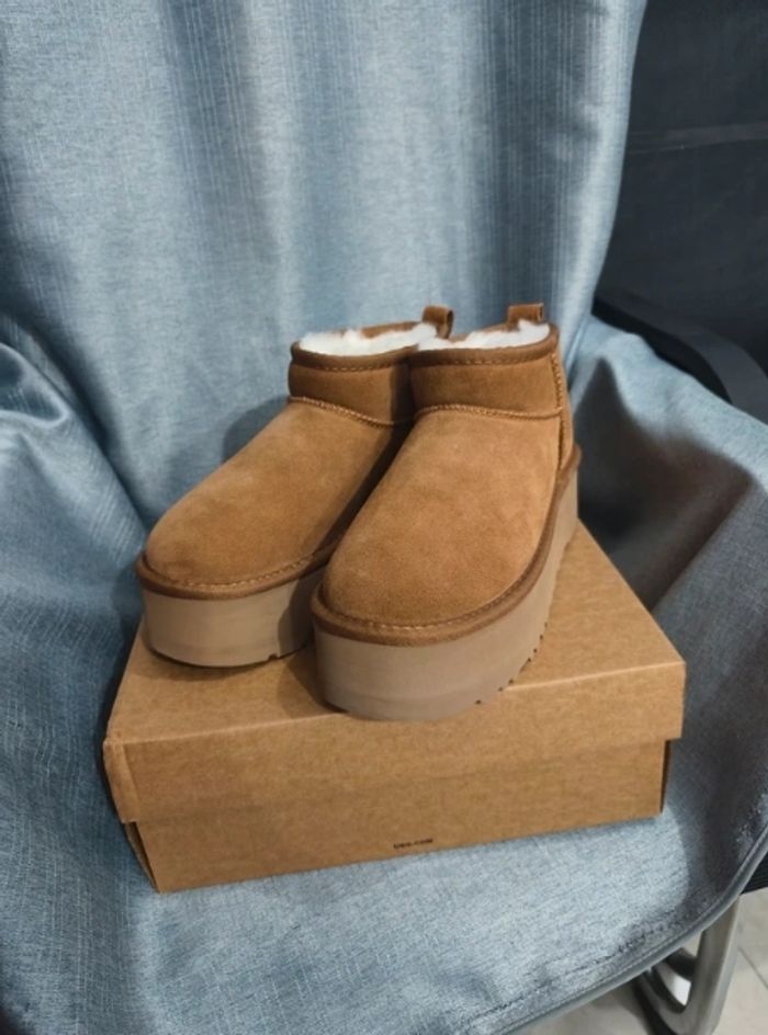 Bottes de neige courtes à talons hauts UGG, pointure 37 - photo numéro 2