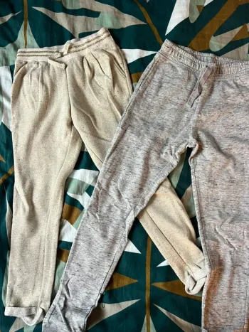 Lot de deux. Jogging, taille huit et 12 ans.