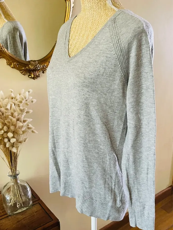 sublime Pull fin gris col v Gap taille S manches longues details cotes - photo numéro 7