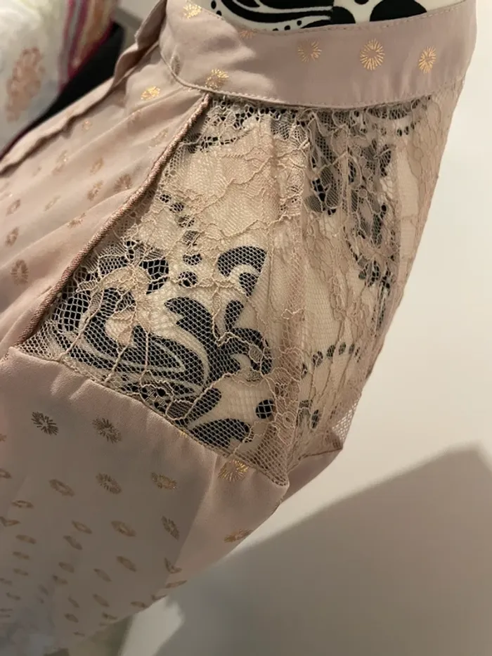 Chemisier Blouse Eldys rose poudré - Détails dorés et dentelle - Taille 46 - photo numéro 3