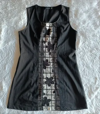Robe cintrée sans manches fleurs et dentelles T. 4 L33