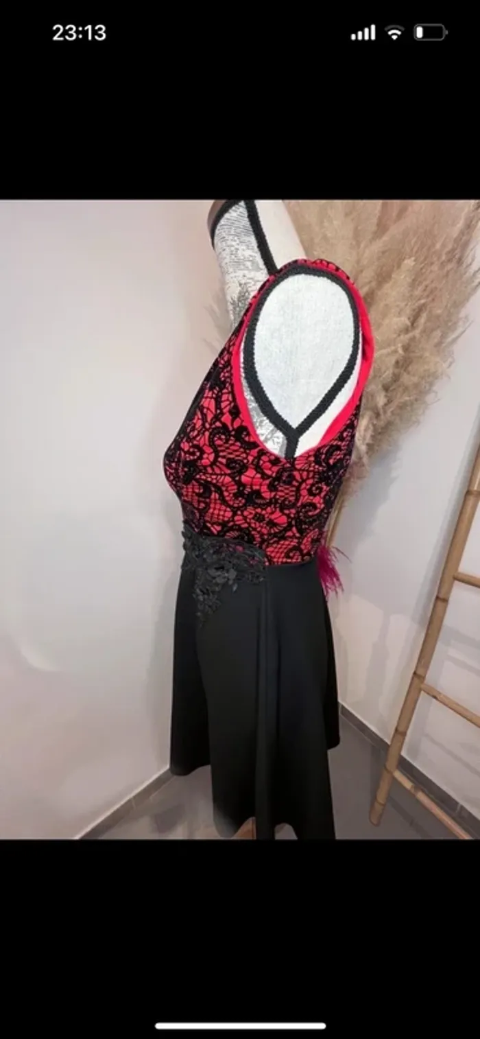 Robe rouge et noir dentelle - photo numéro 2