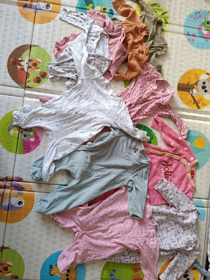 Lots de pyjamas et bodys 6 mois