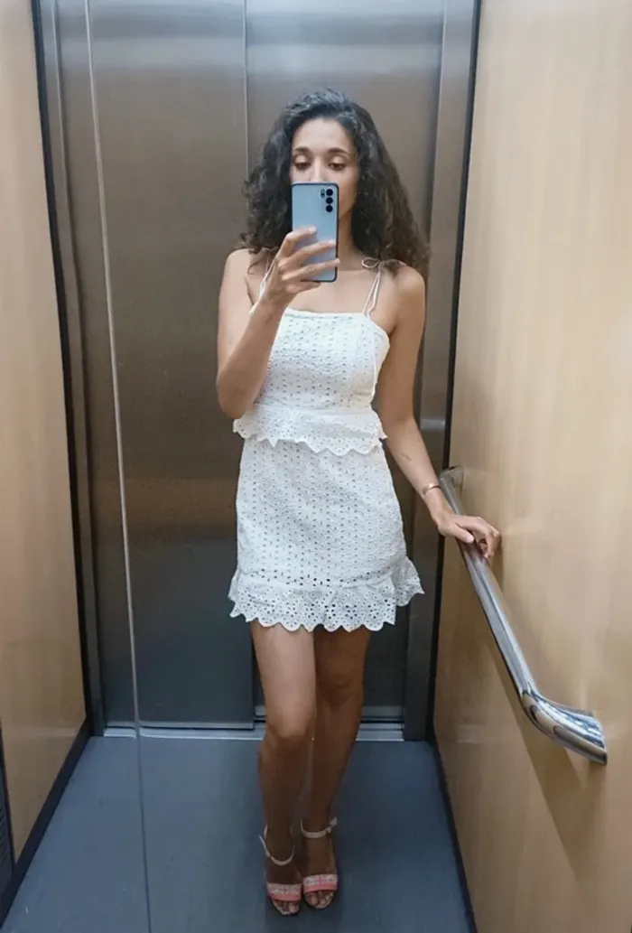 Robe courte blanche en dentelle