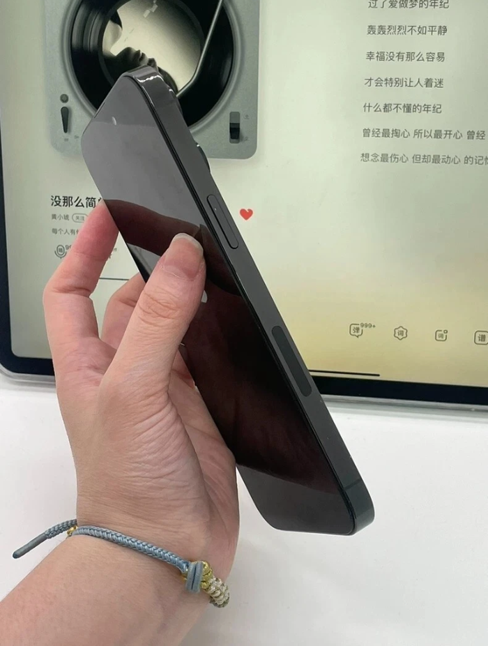 Une iphone quatorze pro max - photo numéro 3