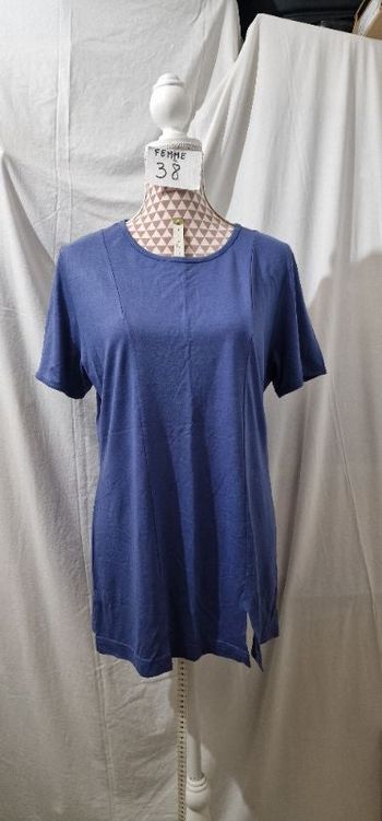 Tee-shirt, bleu,fendu devant, en très très bon état, en dralon & viscose, longueur 71cm,