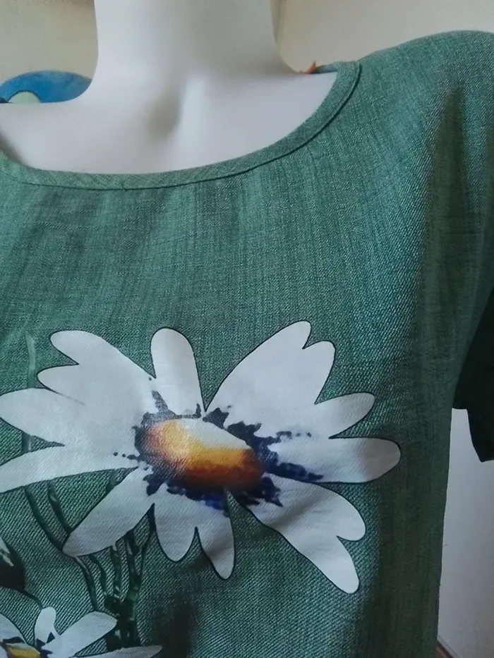 Tee shirt vert ample motif fleur - photo numéro 3