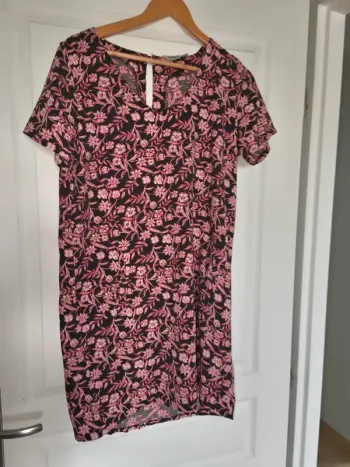 Robe noirs à fleurs