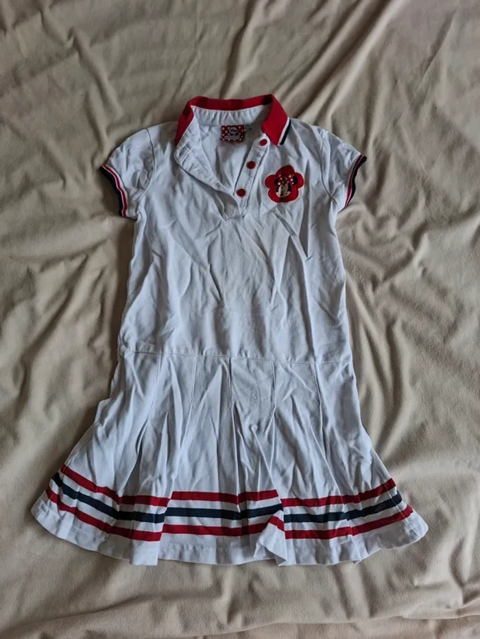 robe de tennis blanche et bandes rouges, taille 7/8 ans, marque Disney,