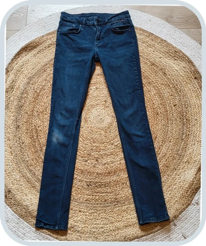 Jean slim bleu foncé McDonald's – Taille 36 – Bon état
- Femme